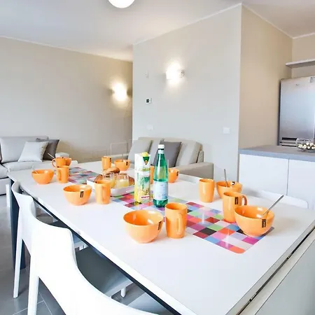 דירה No 4-sleeps 10 By Italian *