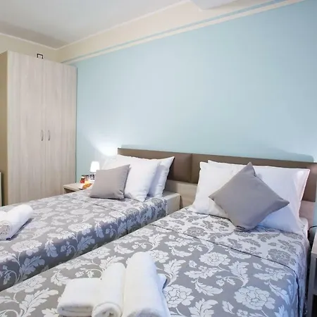 No 4-sleeps 10 By Italian דירה סלה קומצ'ינה