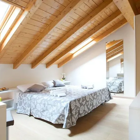 No 4-sleeps 10 By Italian דירה סלה קומצ'ינה