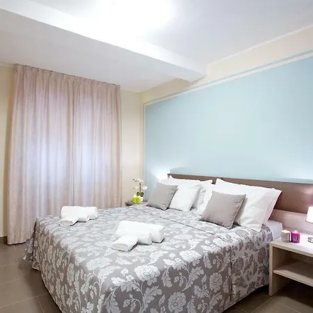 No 4-sleeps 10 By Italian דירה סלה קומצ'ינה