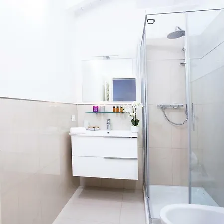 No 4-sleeps 10 By Italian * סלה קומצ'ינה