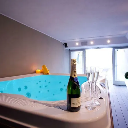 No 4-sleeps 10 By Italian דירה סלה קומצ'ינה