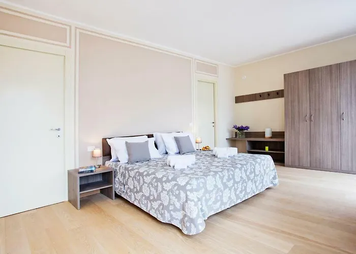 Lägenhet No 4-sleeps 10 By Italian *