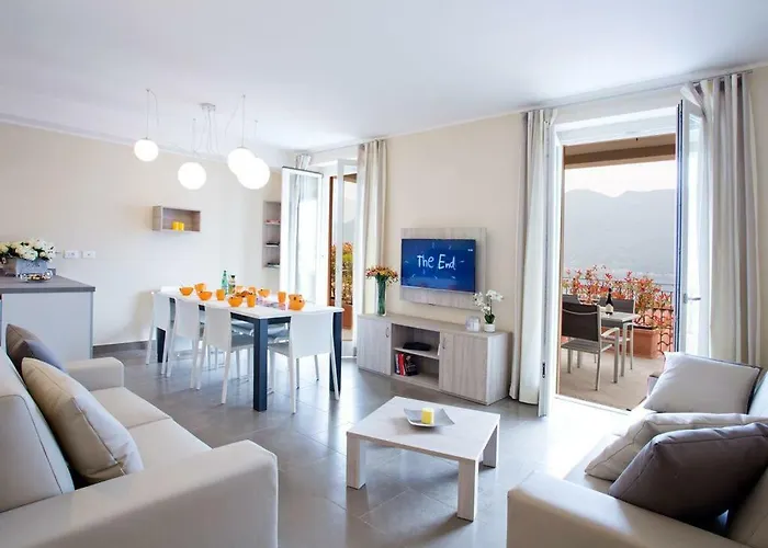 No 4-sleeps 10 By Italian * Sala Comacina