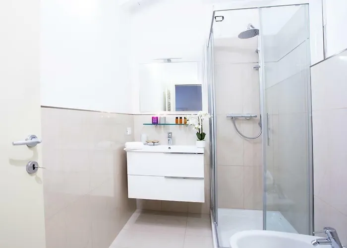 No 4-sleeps 10 By Italian * Sala Comacina