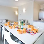 شقة No 4-sleeps 10 By Italian *