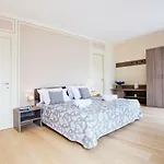 شقة No 4-sleeps 10 By Italian *