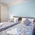 No 4-sleeps 10 By Italian شقة سالا كوماسينا