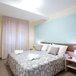No 4-sleeps 10 By Italian شقة سالا كوماسينا