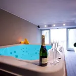 No 4-sleeps 10 By Italian شقة سالا كوماسينا