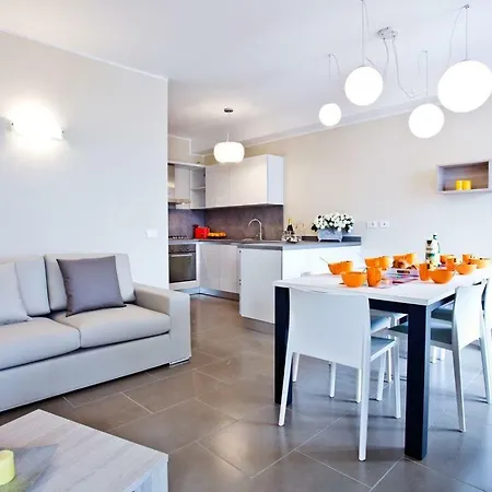 No 4-sleeps 10 By Italian شقة *
