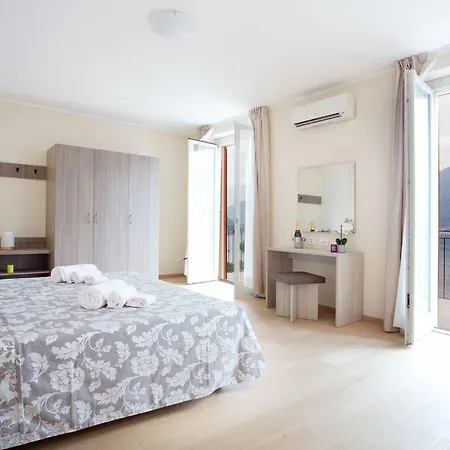No 4-sleeps 10 By Italian * سالا كوماسينا